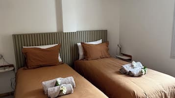 Een strijkplank/strijkijzer, internet, beddengoed