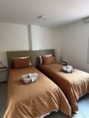 Een strijkplank/strijkijzer, internet, beddengoed