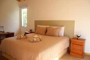 Een strijkplank/strijkijzer, internet, beddengoed