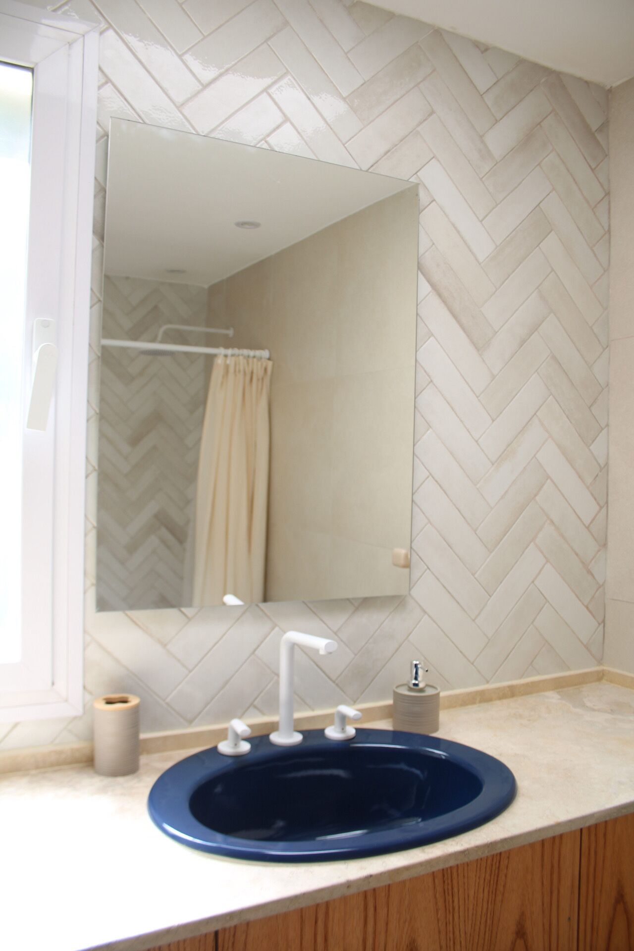 Douche, sèche-cheveux, bidet, serviettes fournies