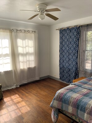 3 bedrooms, desk, free WiFi, bed sheets