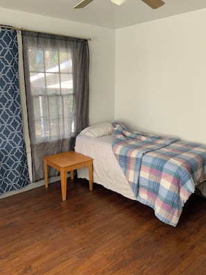 3 bedrooms, desk, free WiFi, bed sheets