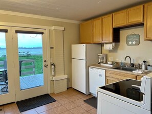 Microwave, oven, stovetop, dishwasher - “Bayview Shores" Stylish Lakefront Ground Level! (Toledo)