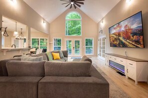 TV, fireplace, table football, books - A luxurious and convenient stay will go beyond your expectations in every way (Helen)