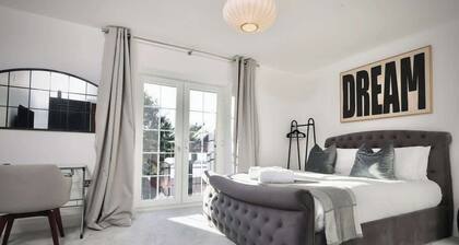 Large 4BR Home w/3 Baths I Sleeps 9 I Free Parking