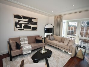 Living area - Bright & Spacious 4-Bed Home Near Purley Downs Golf Club (South Croydon)