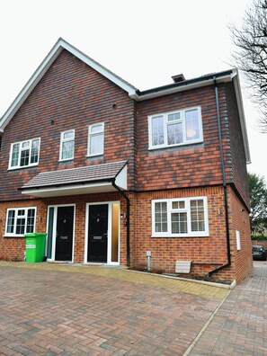 Exterior - Bright & Spacious 4-Bed Home Near Purley Downs Golf Club (South Croydon)