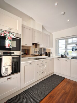 Private kitchen - Bright & Spacious 4-Bed Home Near Purley Downs Golf Club (South Croydon)