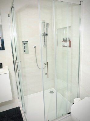 Een douche, een haardroger, handdoeken, zeep