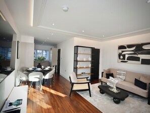 Interior - Bright & Spacious 4-Bed Home Near Purley Downs Golf Club (South Croydon)