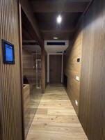 Appartamento Luxury, vista montagna | Bagno | Asciugacapelli, asciugamani, sapone, shampoo