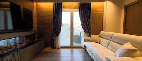 Apartamento superluxo, vista para a montanha | Área de estar