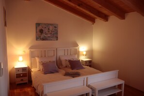 4 makuuhuonetta, silitysrauta/-lauta, ilmainen Wi-Fi, vuodevaatteet