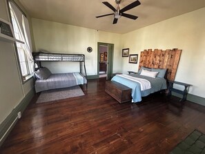 3 chambres, fer et planche à repasser, Wi-Fi, draps fournis