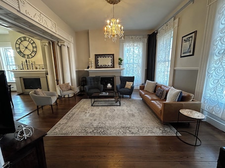 Smart TV. Family-Sized Charming 3-bedroom Townhome in Uptown Circleville