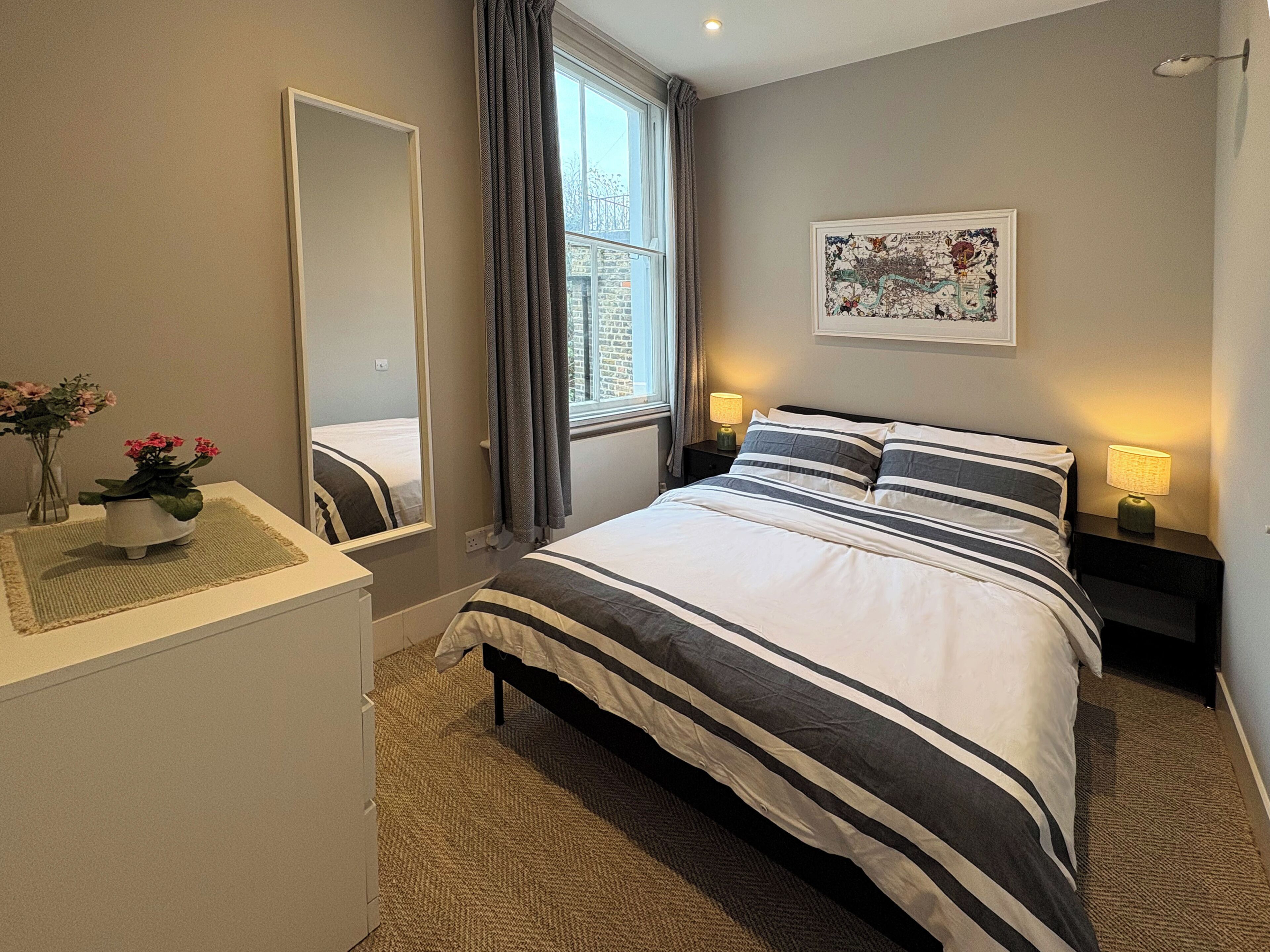 デスク、アイロン / アイロン台、旅行用ベビーベッド、WiFi (無料)