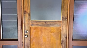 Een houten deur met een bord erboven waarop staat 'UNIT 2 MAREVA KORE'.