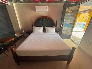 Romantisk stuga - utsikt mot poolen | Skrivbord, arbetsyta för laptop och gratis wi-fi