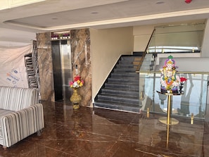 Lift - RAJMAHAL HOTEL & RESORT (Gonsa)