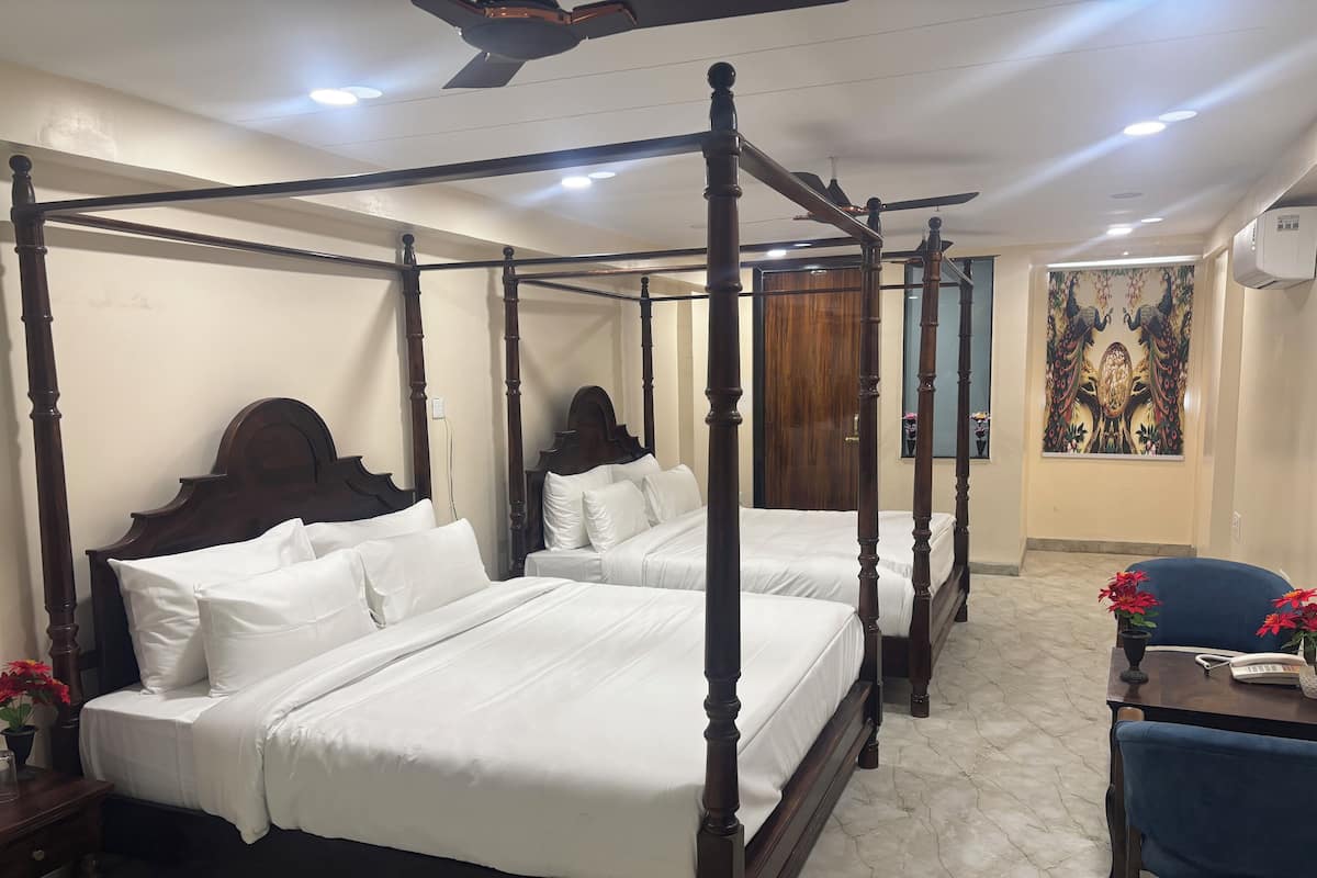 Una cama con dosel con sábanas blancas, cabecera de madera y suelo de mármol.