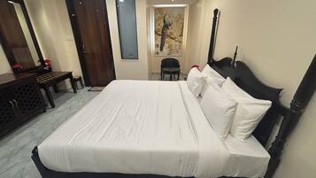 Executive Double Room | Desk, laptop workspace, free WiFi