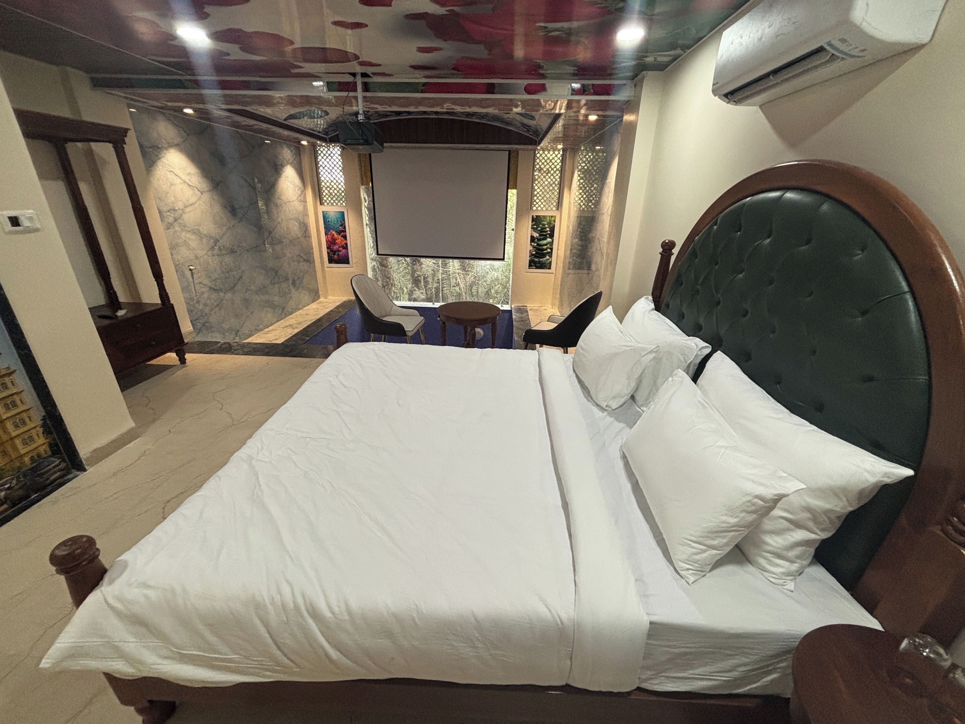 Une chambre d’hôtel avec un grand lit, un bureau et une chaise.