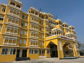 Front of property - RAJMAHAL HOTEL & RESORT (Gonsa)