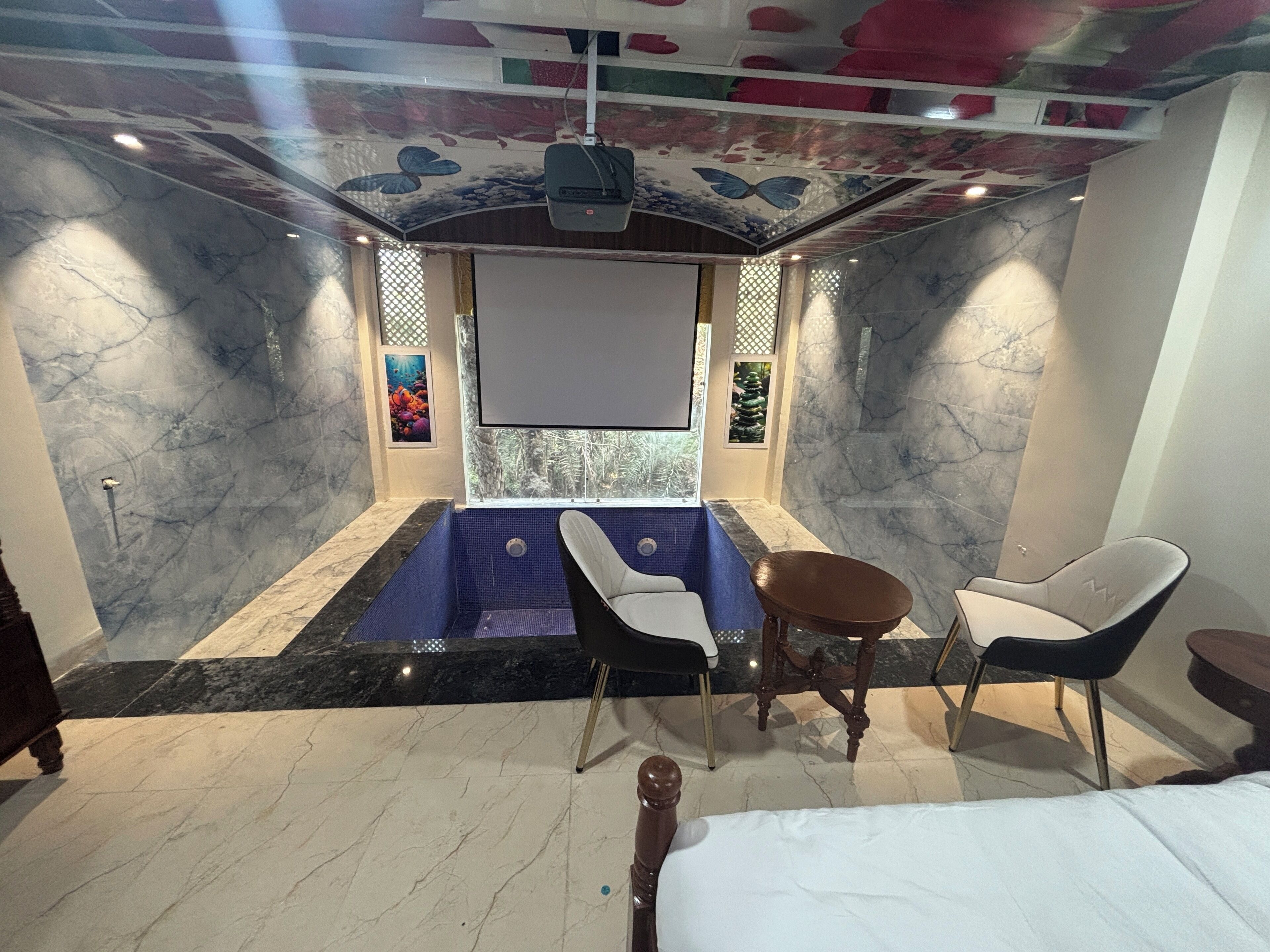 Escritorio, espacio para trabajar con laptop y wifi gratis 