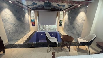 Romantisches Ferienhaus, Poolblick | Schreibtisch, laptopgeeigneter Arbeitsplatz, kostenloses WLAN