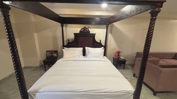Honeymoon Suite | Desk, laptop workspace, free WiFi