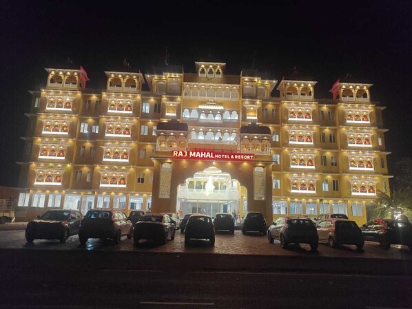 Front of property - RAJMAHAL HOTEL & RESORT (Ujjain)