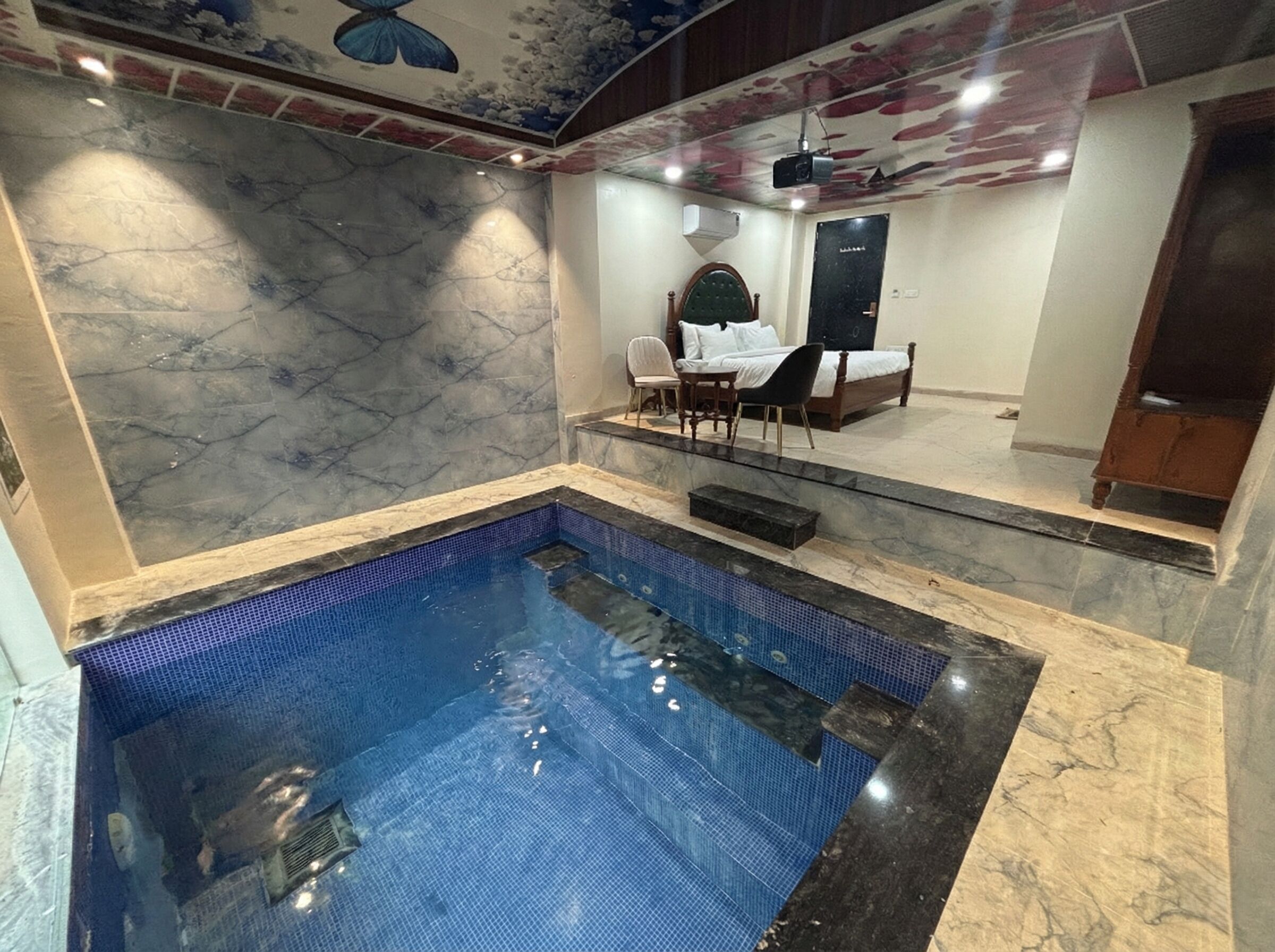 Romantisk stuga - utsikt mot poolen | Skrivbord, arbetsyta för laptop och gratis wi-fi