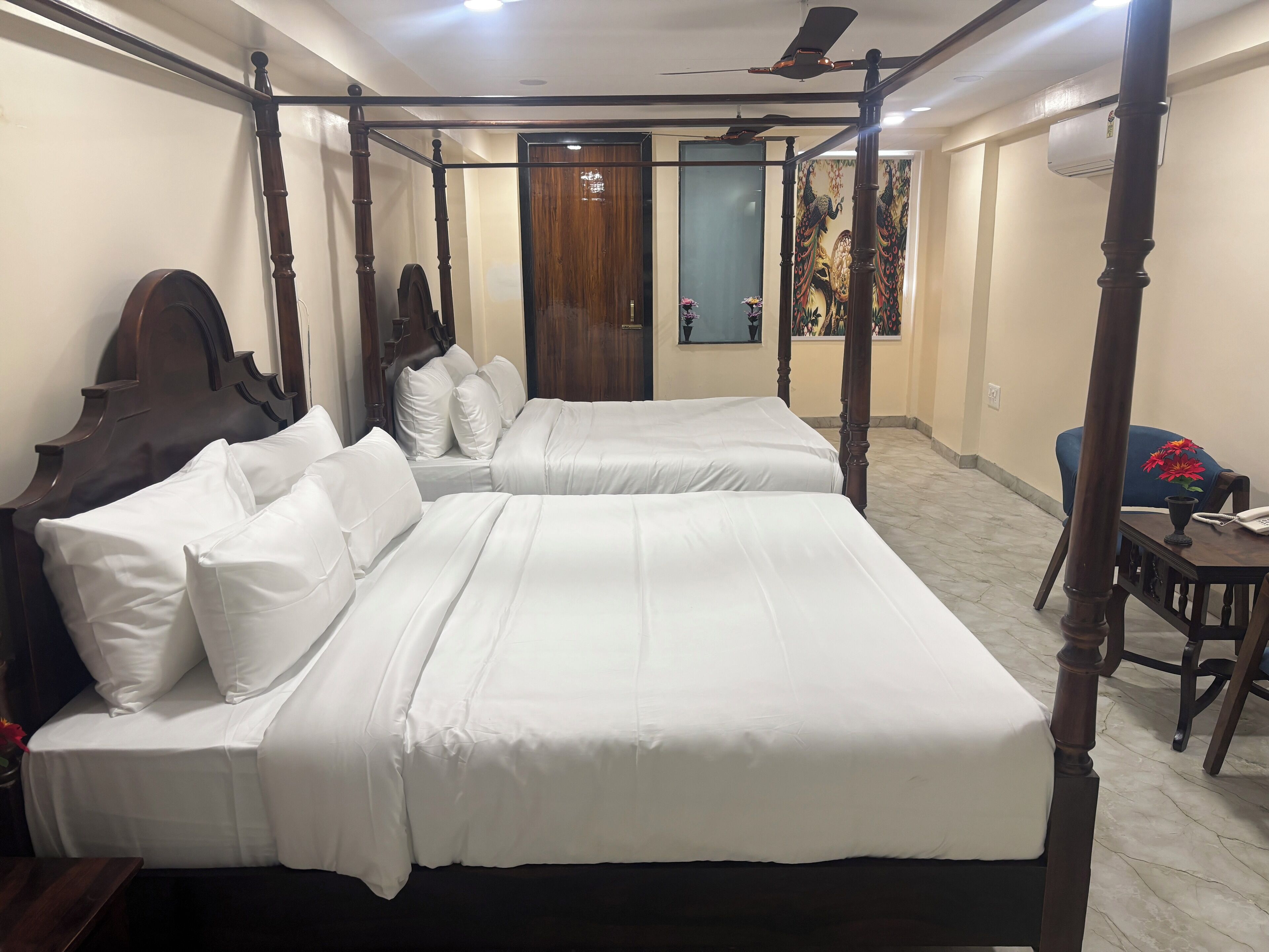 Escritorio, espacio para trabajar con laptop y wifi gratis 