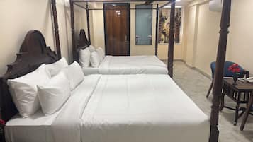 Quarto quádruplo família | Escrivaninha, espaço de trabalho para notebook, Wi-Fi de cortesia