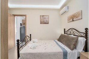 Iron/ironing board, WiFi, bed sheets - Meropi Secret Retreat House (Kirianna)