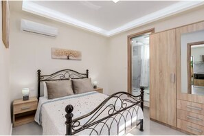 Iron/ironing board, WiFi, bed sheets - Meropi Secret Retreat House (Kirianna)