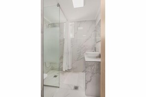 Doccia, asciugacapelli, asciugamani, sapone