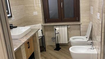 Douche, sĂšche-cheveux, bidet, serviettes fournies