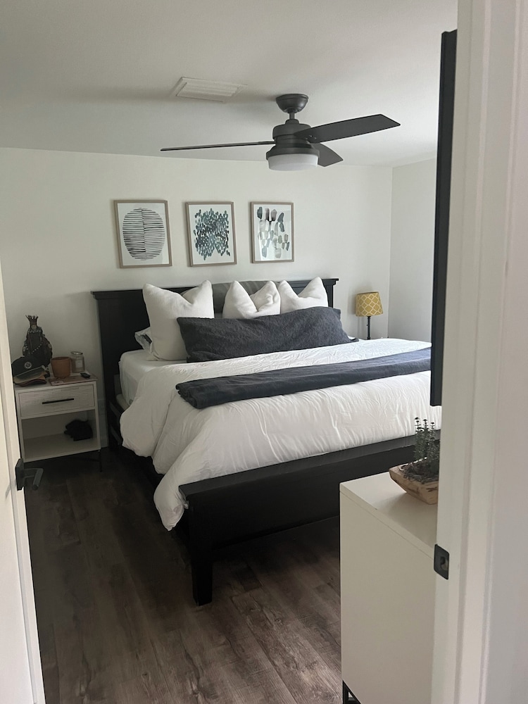 cozy-2-bedroom-bungalow-in-lovely-scottsdale-full-guest-house-on-the