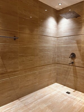 Shower, towels, soap, toilet paper - Luxury apartment with three bedrooms, dining room and living room (Riyadh)