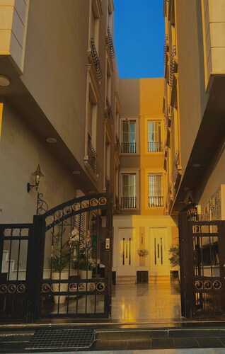 Luxury apartment with three bedrooms, dining room and living room