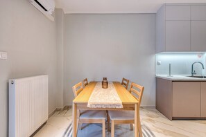 Dining - Thessaloniki Riviera Modern Stay by ΜΡS (Kalamaria)