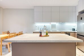 Réfrigérateur, four, plaque de cuisson, lave-vaisselle