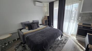 1 slaapkamer, een strijkplank/strijkijzer, gratis wifi, beddengoed