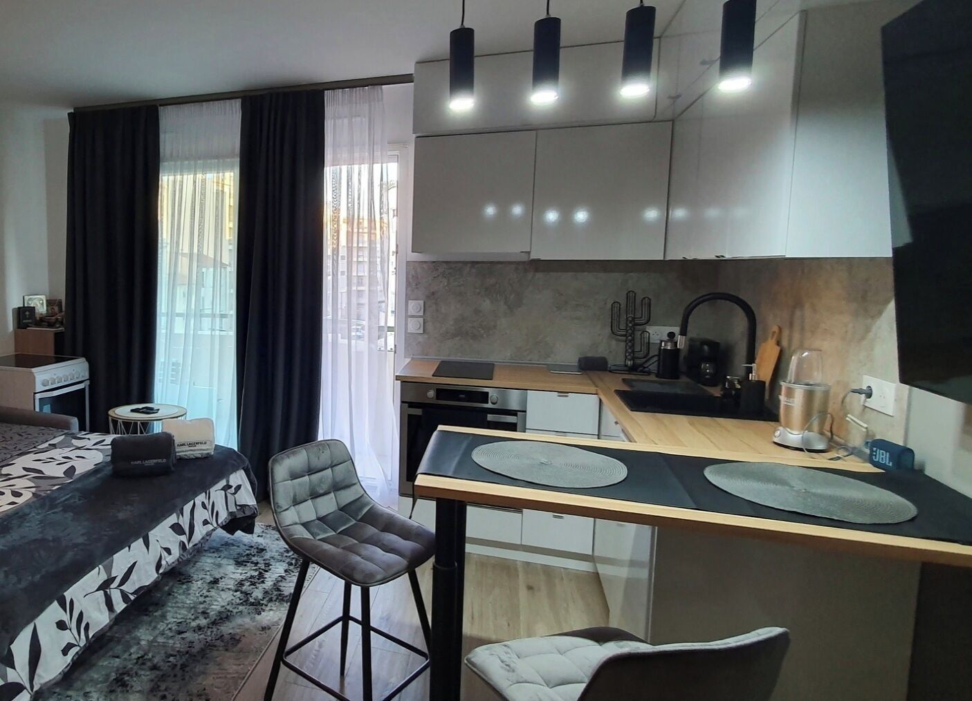 Kühlschrank, Ofen, Wasserkocher mit Kaffee-/Teezubehör, Wasserkocher