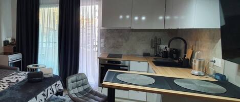 Kjøleskap, ovn, kaffetrakter/tekoker og vannkoker