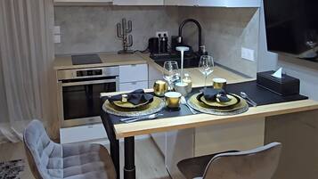 Fridge, oven, coffee/tea maker, electric kettle