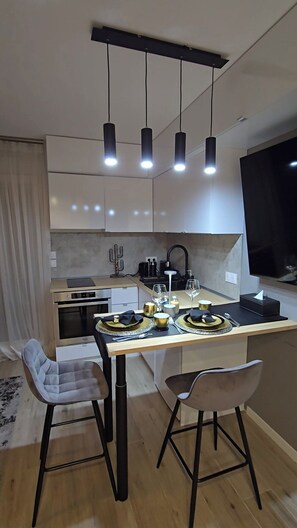 ثلاجة، فرن، ماكينة لصنع القهوة/الشاي، غلّاية كهربائية