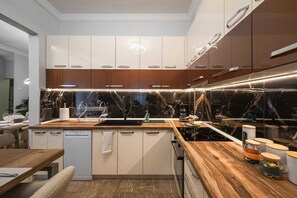 Private kitchen - AD Modern City Center 3BR 2WC Apart Agias Sofias (Θεσσαλονίκη)