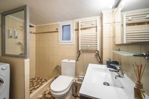 Hair dryer, towels, soap, toilet paper - AD Modern City Center 3BR 2WC Apart Agias Sofias (Θεσσαλονίκη)